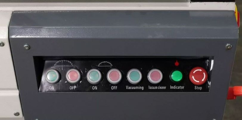 Filato 3200 COMFORT  Пульт управления  Пульт управления станком позволяет оператору быстро включить / выключить приводы пил  Имеет индикацию питания станка и кнопку аварийной остановки  Предусмотрено подключение системы аспирации с возможностью уп...